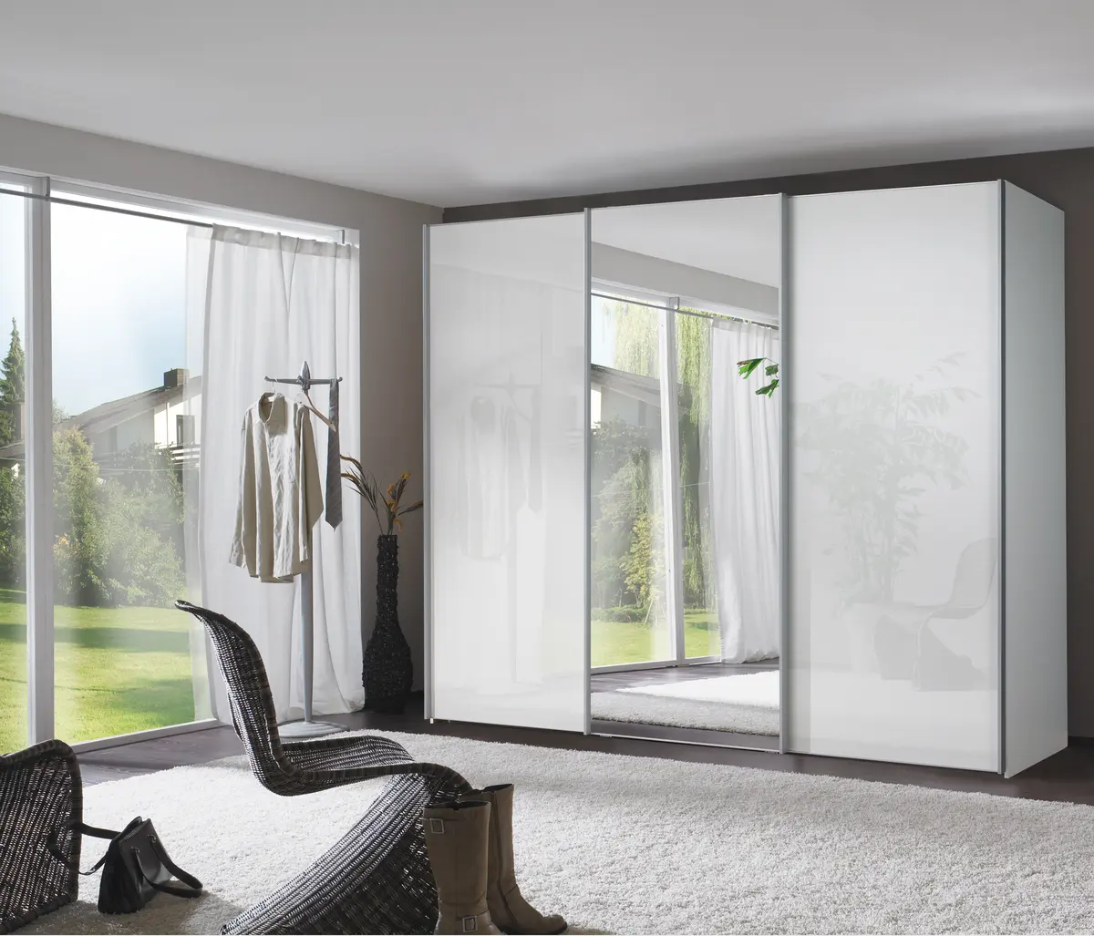 Schwebetürenschrank - B. ca. 250 cm, mittig Spiegeltüre, Glas Weiß