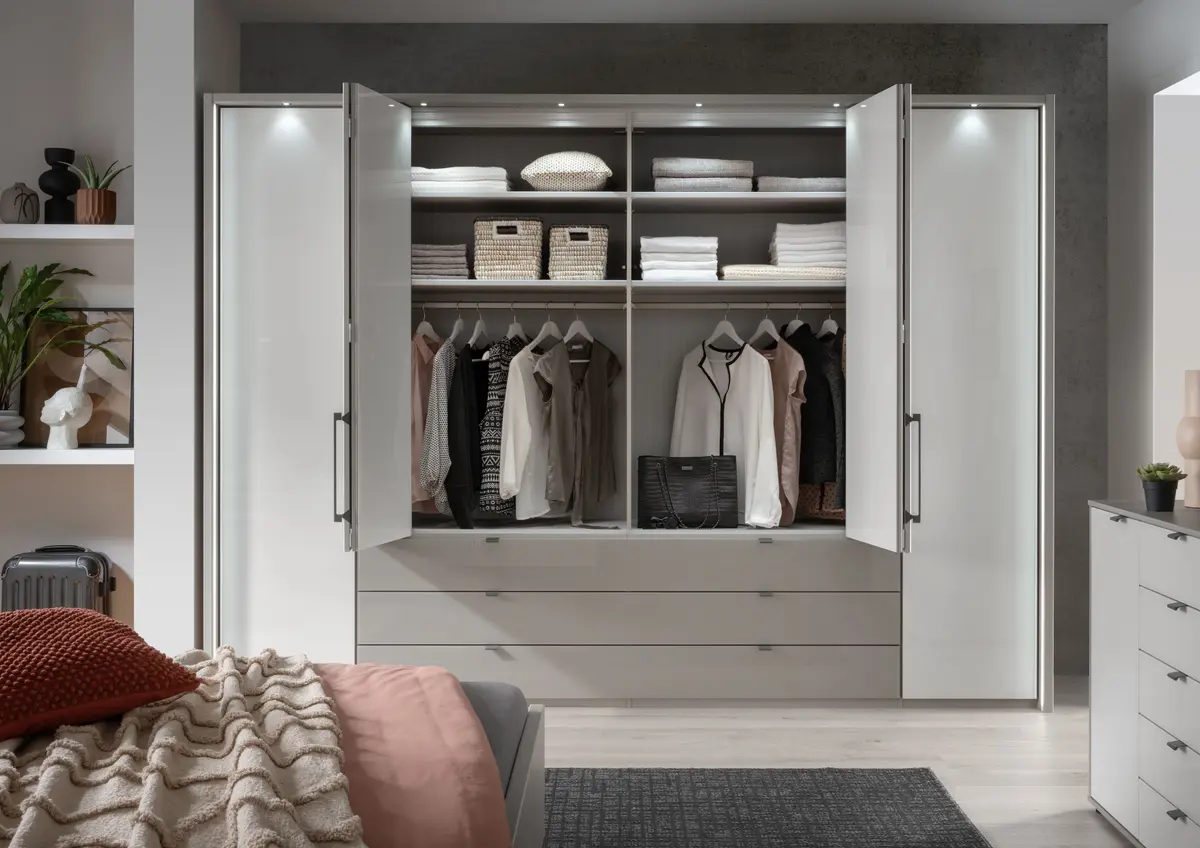 Drehtürenschrank Marbella - B. ca. 296cm, Korpus, Front Glas, Weiß