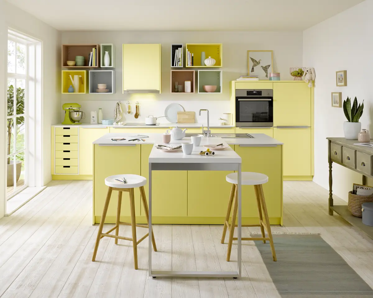 Inselküche 55.100 GL 9 500, Pastellgelb Satinlack