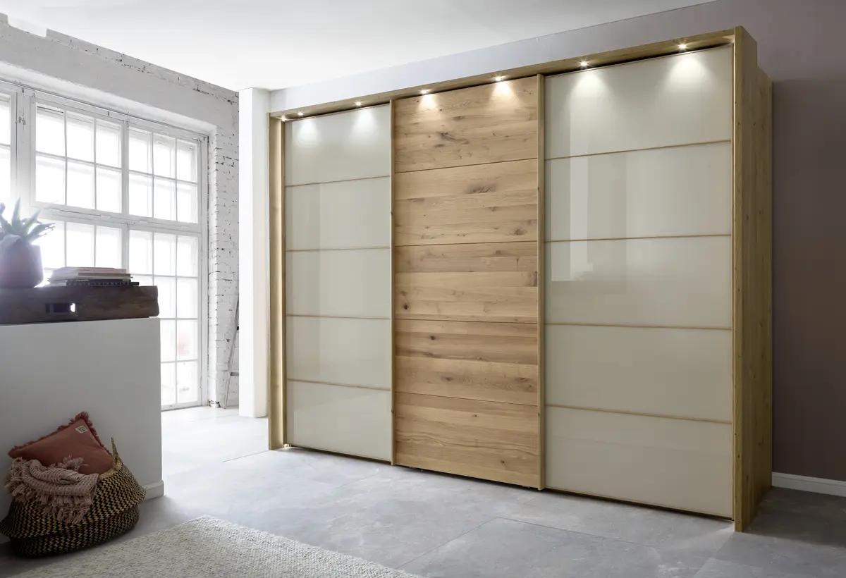 Schwebetürenschrank - B. ca. 310 cm, Bianco-Eiche Teilmassiv, Mitteltür Massivholz, Glas Champagner