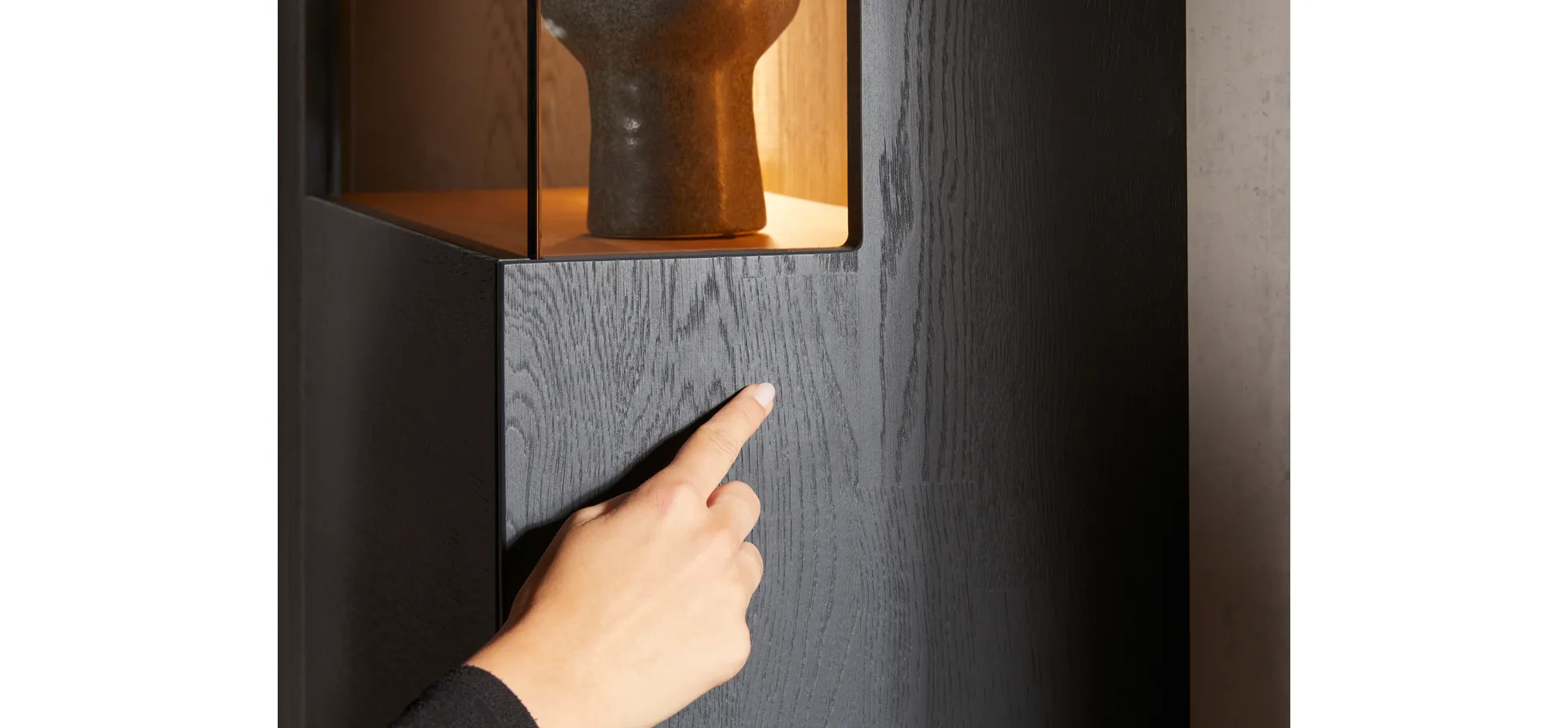 Hängevitrine Estana - inkl. Beleuchtung, Eiche massiv, anthrazit