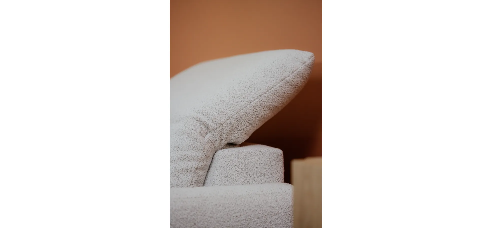 Sofa Estrela 2.0 - 2,5-Sitzer inkl. Kopfteil/Armteil verstellbar und Sitzvorzug motorisch, Stoff, Creme