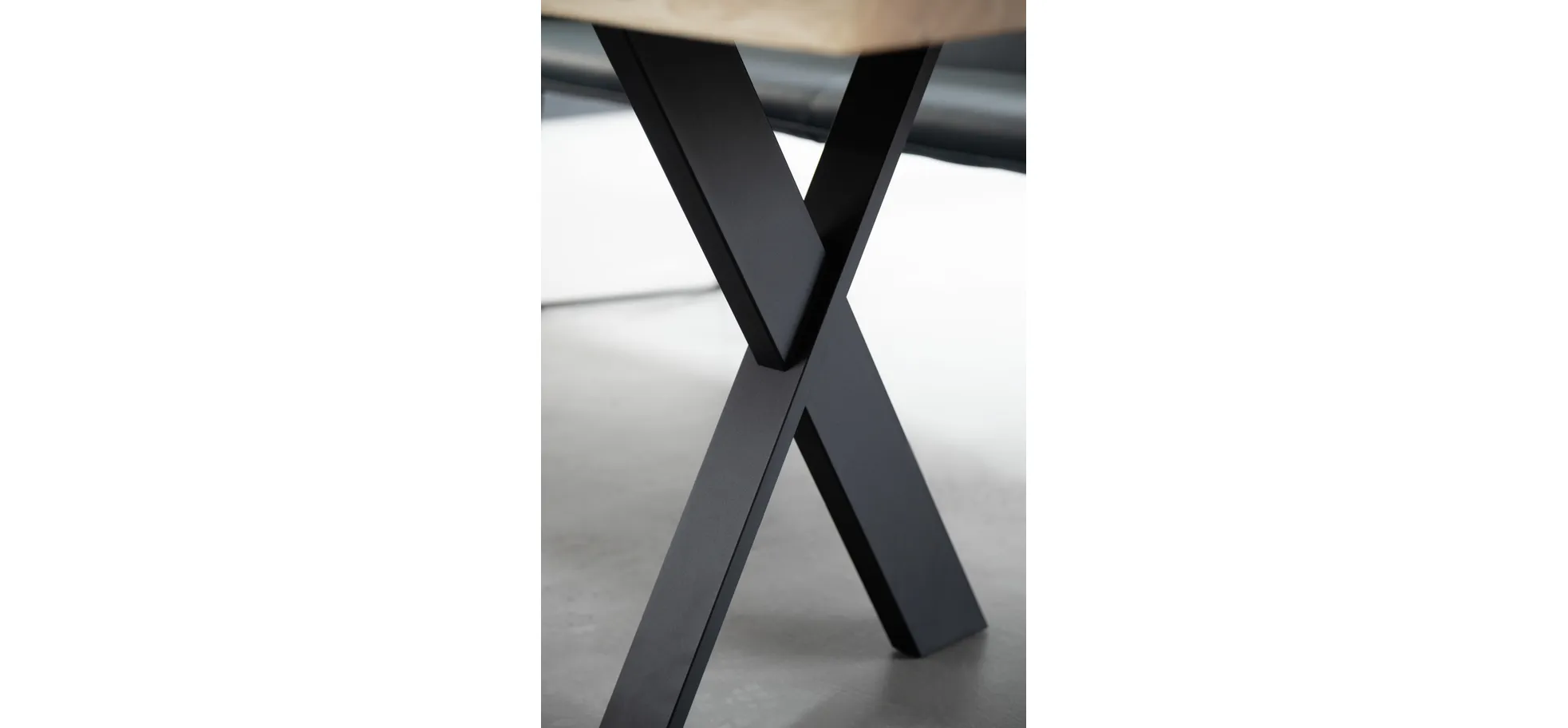Esstisch 3100 - LB ca. 200x100 cm, Asteiche massiv, Waldkante, Kreuzfuß, Schwarz