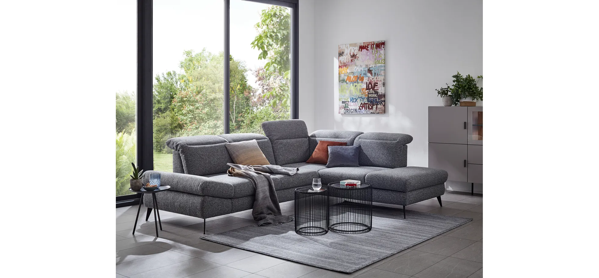 Ecksofa Alegria - 2,5-Sitzer mit Ecke rechts inkl. Kopfteil/ Armlehne/ Sitztiefe verstellbar, Stoff, Graublau