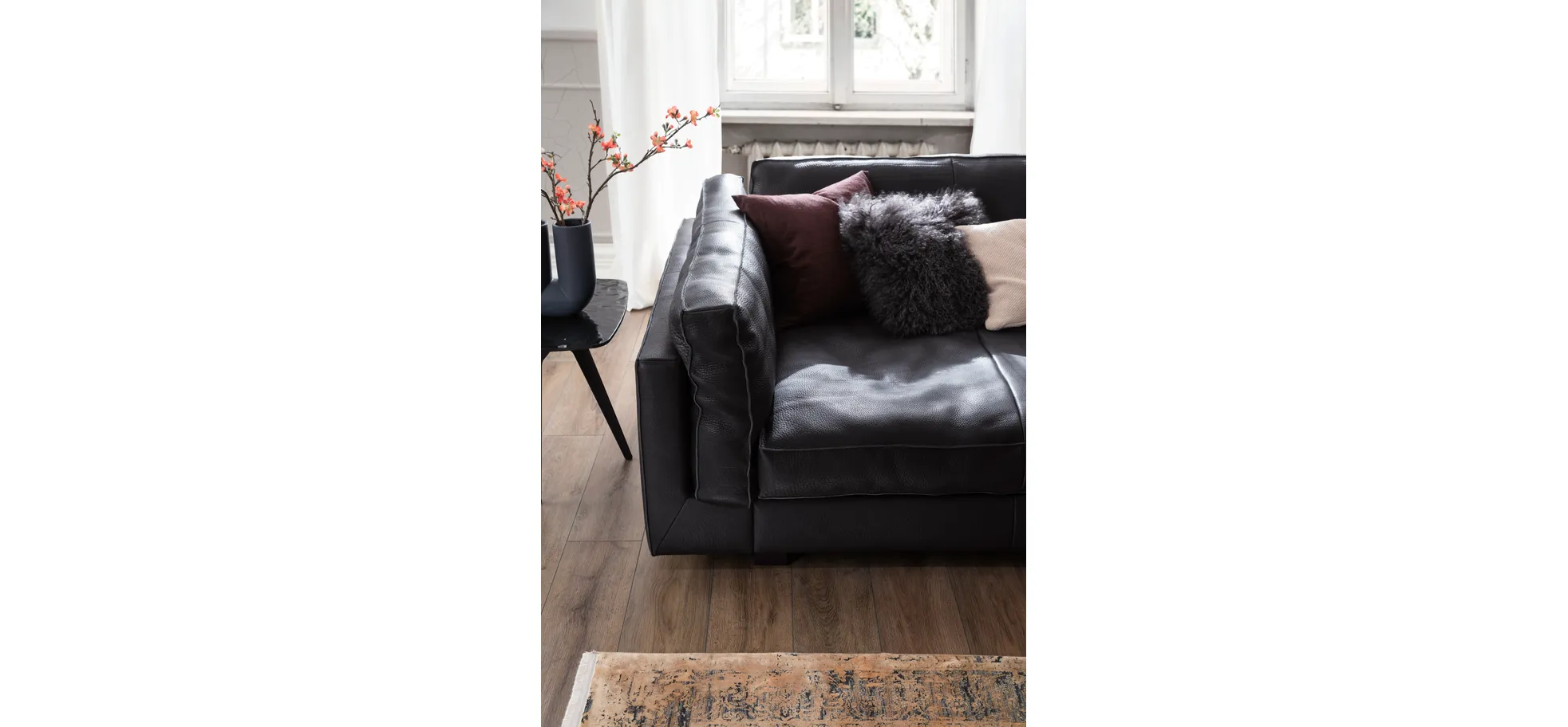 Sofa Aprino 3 - 4-Sitzer XXL, Dickleder, schwarz, Armlehne Kissen