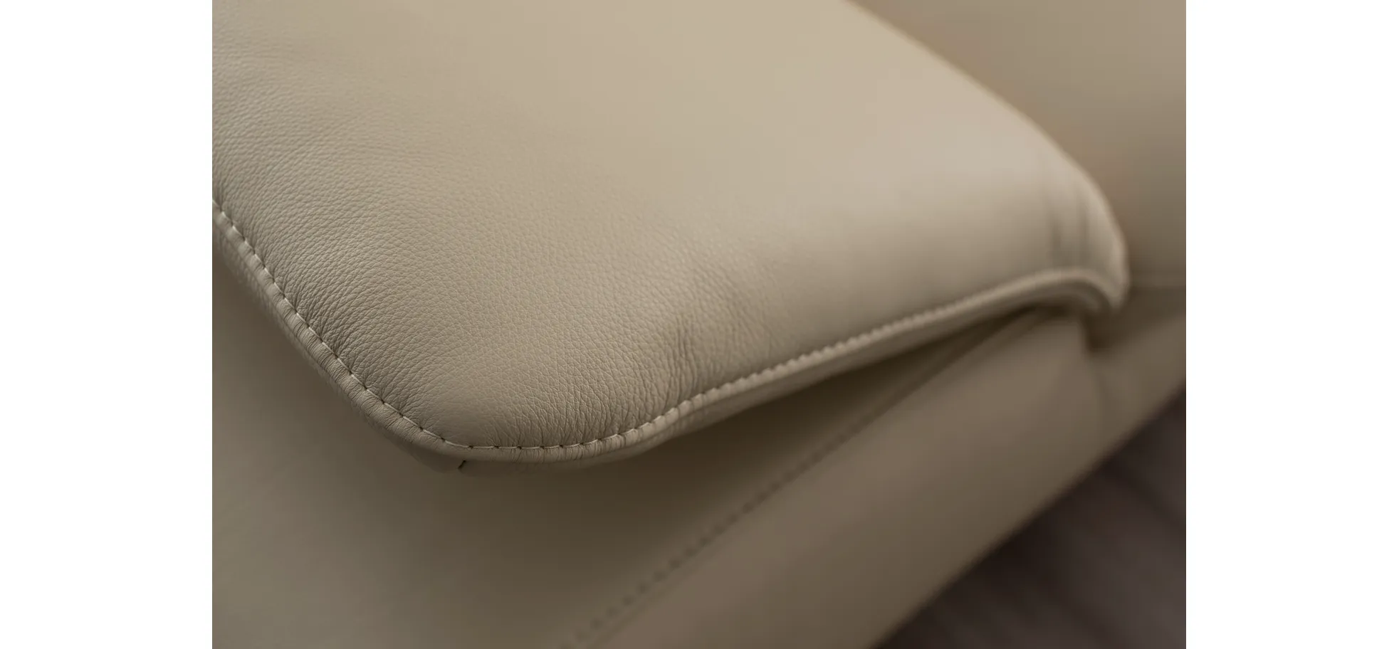 Ecksofa Collina - 2,5-Sitzer, Longchair rechts, inklusive Kopfstütze, Leder, Ecru