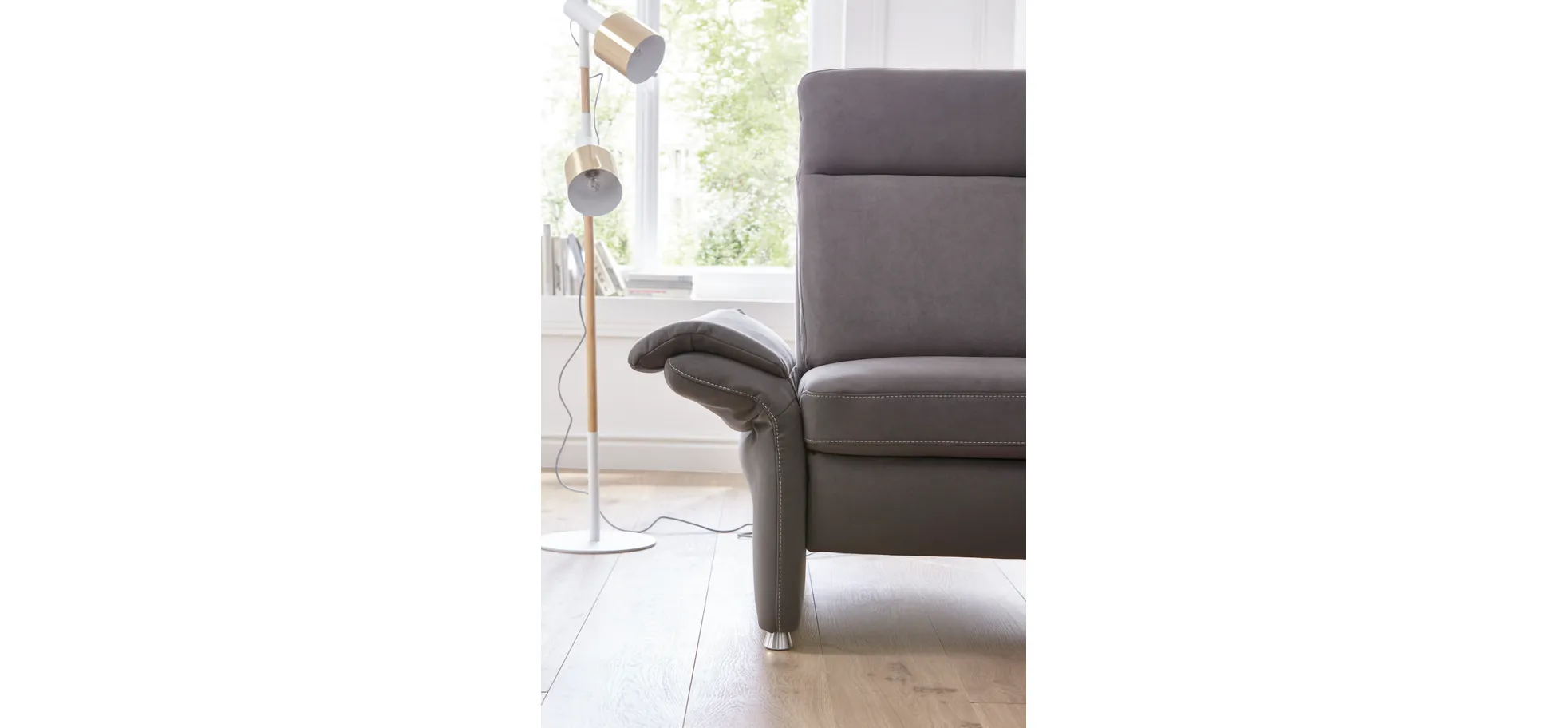 Sofa Arima - 2,5-Sitzer inkl. Sitzvorzug (motorisch) und Armlehnen verstellbar, Stoff, Dunkelbraun