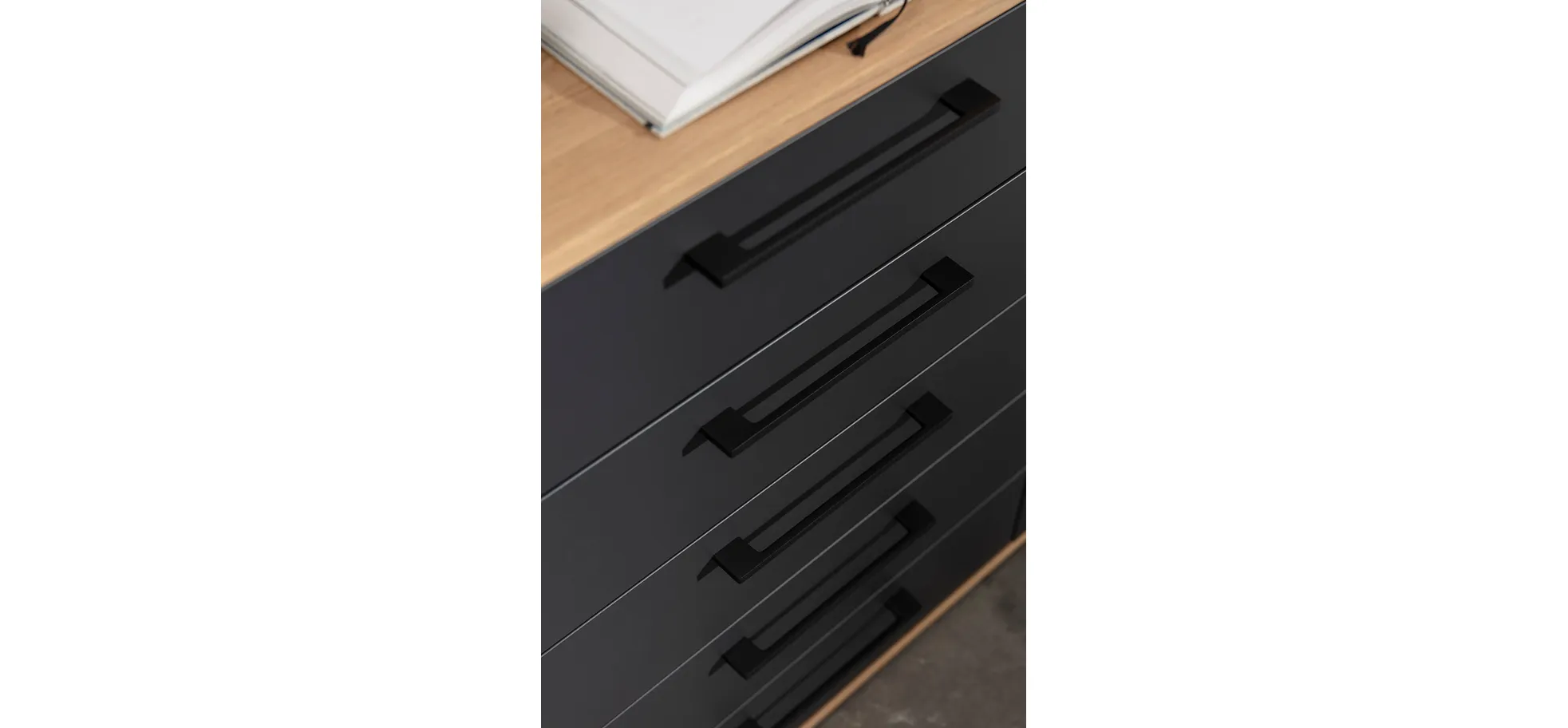 Kommode Viana - Balkeneiche furniert, Anthrazit