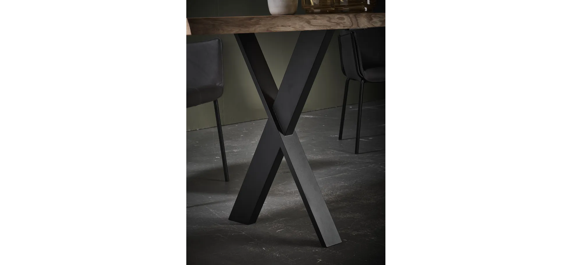 Esstisch 3100 - LB ca. 350x100 cm, Asteiche massiv, Waldkante, Kreuzfuß, Schwarz