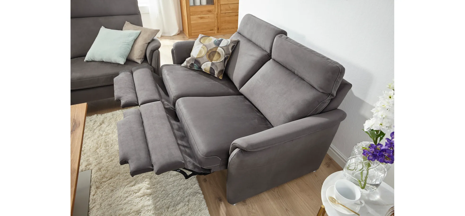 Sofa Arima - 2-Sitzer inkl. Relaxfunktion (motorisch), Stoff, Dunkelbraun