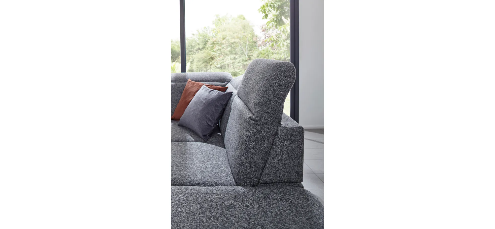 Ecksofa Alegria - 2,5-Sitzer mit Ecke rechts inkl. Kopfteil/ Armlehne/ Sitztiefe verstellbar, Stoff, Graublau