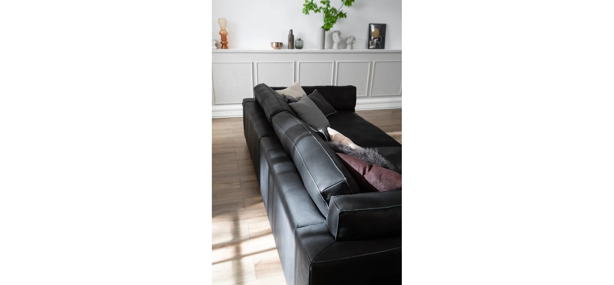 Sofa Aprino 3 - 4-Sitzer XXL, Dickleder, schwarz, Armlehne Kissen
