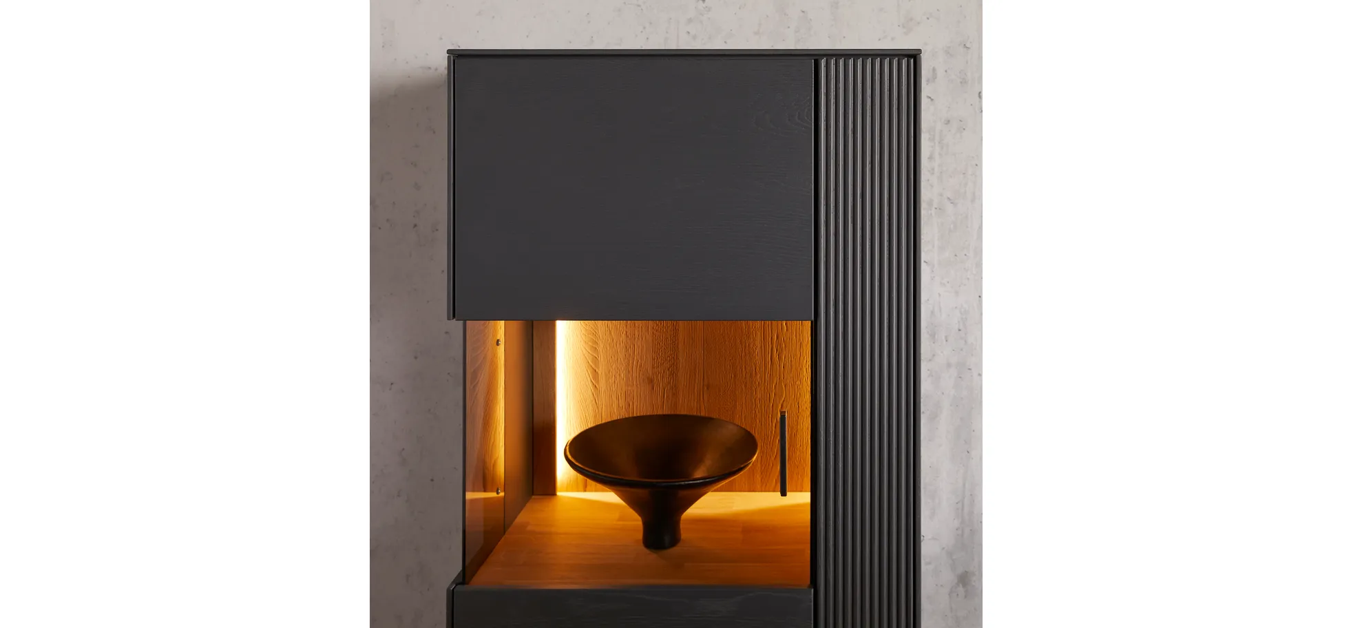 Vitrine Estana - inkl. Beleuchtung, Eiche massiv, anthrazit