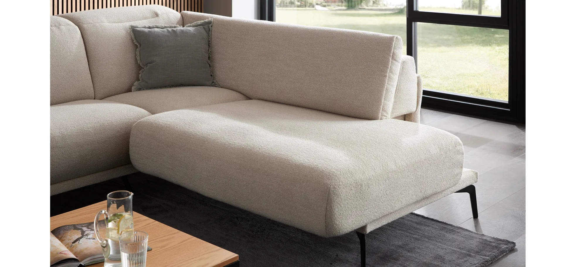 Ecksofa Amadena - 2-Sitzer mit Ecke rechts inkl. Relaxfunktion motorisch, Sitzvorzug und Kopfteilverstellung, Stoff, Creme
