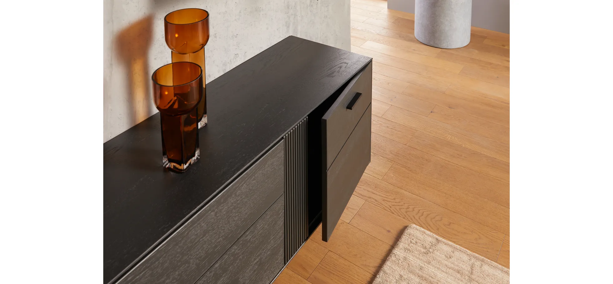 Lowboard Estana - Eiche massiv, Anthrazit 