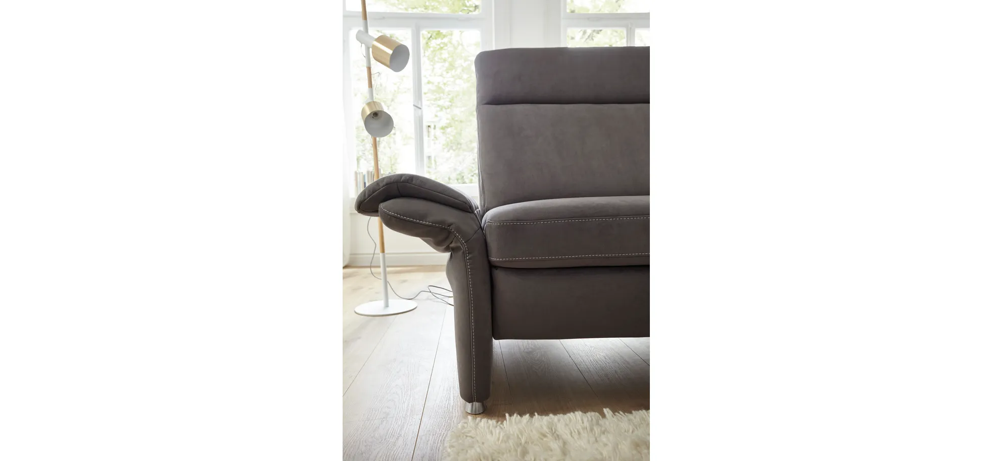 Sofa Arima - 2,5-Sitzer inkl. Sitzvorzug (motorisch) und Armlehnen verstellbar, Stoff, Dunkelbraun