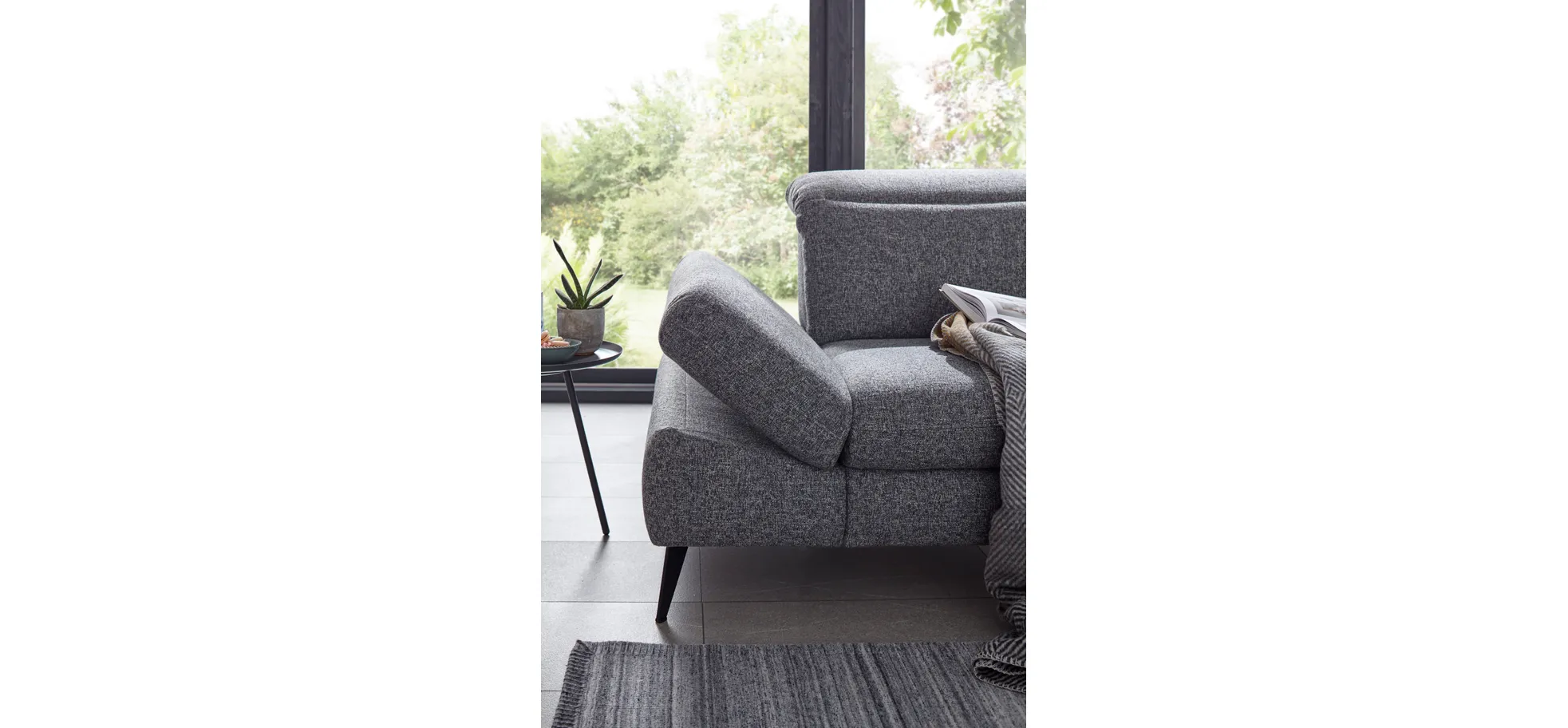 Ecksofa Alegria - 2,5-Sitzer mit Ecke rechts inkl. Kopfteil/ Armlehne/ Sitztiefe verstellbar, Stoff, Graublau