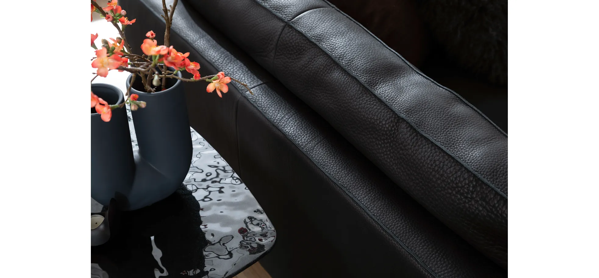 Sofa Aprino 3 - 4-Sitzer XXL, Dickleder, schwarz, Armlehne Kissen