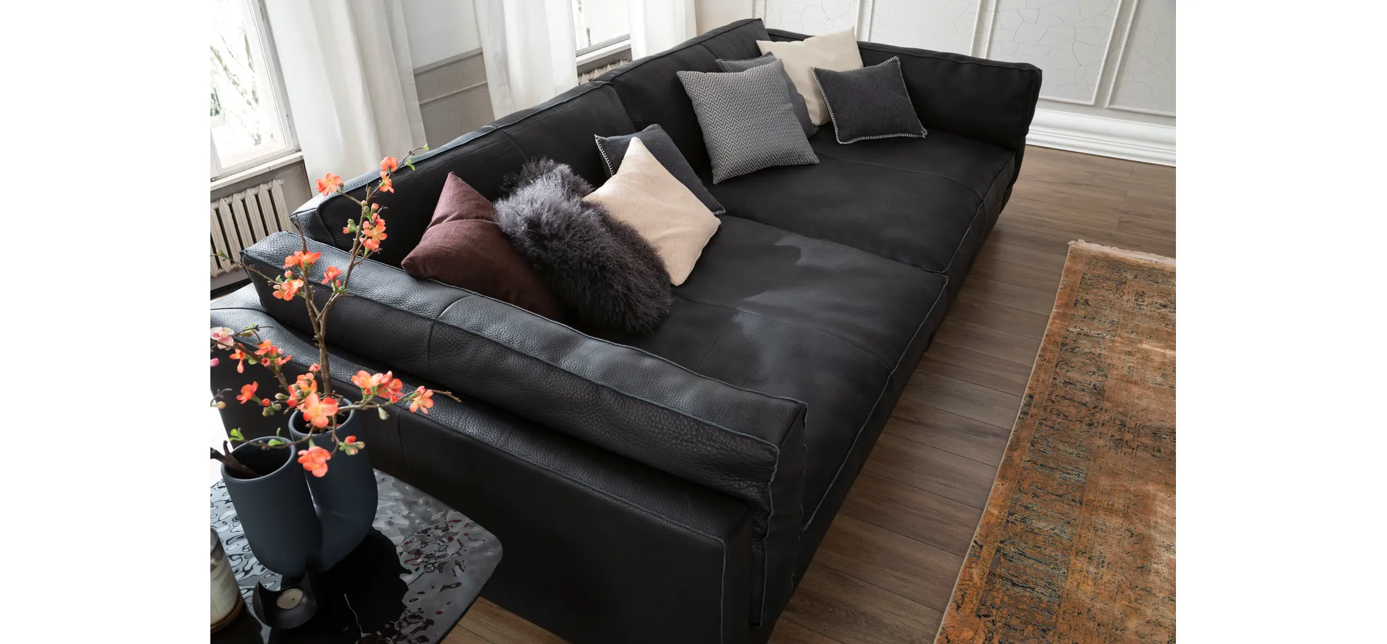 Sofa Aprino 3 - 4-Sitzer XXL, Dickleder, schwarz, Armlehne Kissen