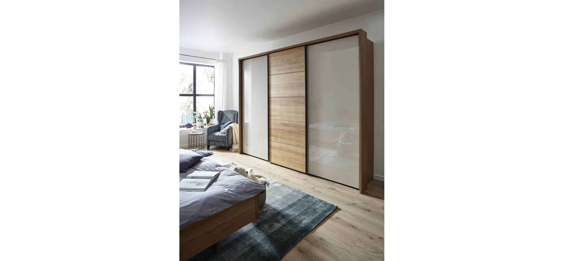 Schwebetürenschrank Lenoso -  B. ca. 260 cm, Eiche massiv, Glas, Champagner