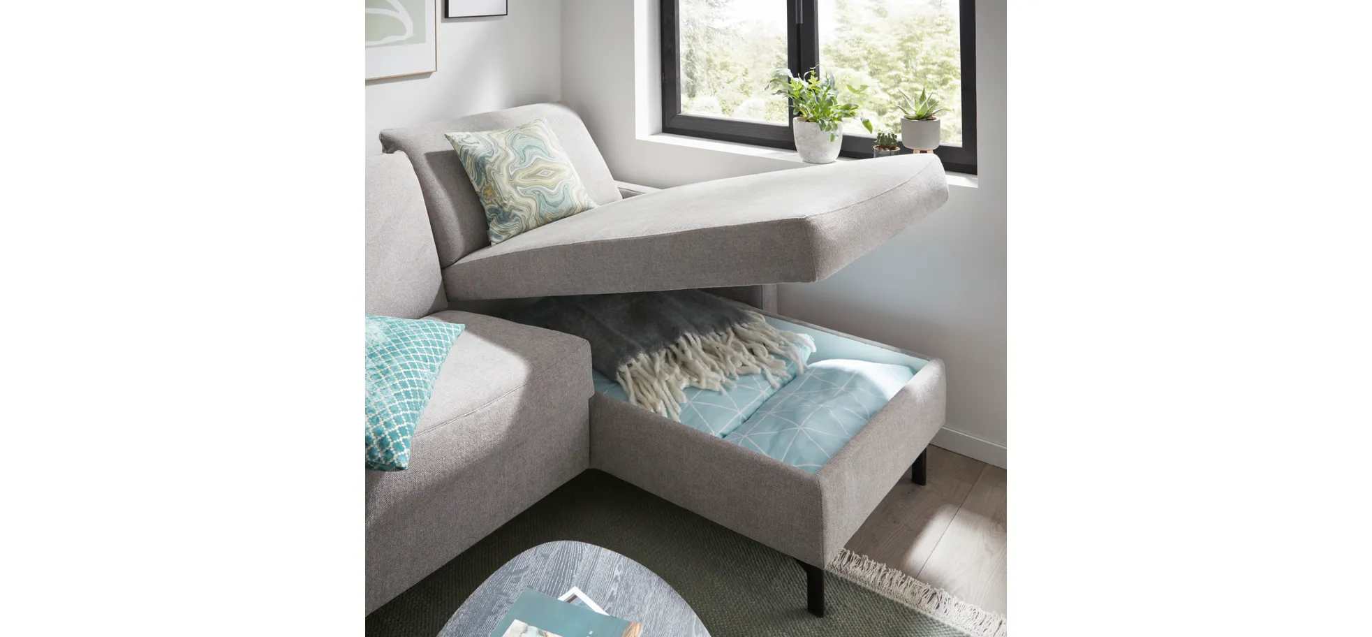 Schlafsofa Melida - 2-Sitzer mit Longchair rechts inkl. Schlaffunktion mit Bettkasten, Stoff, Hellgrau