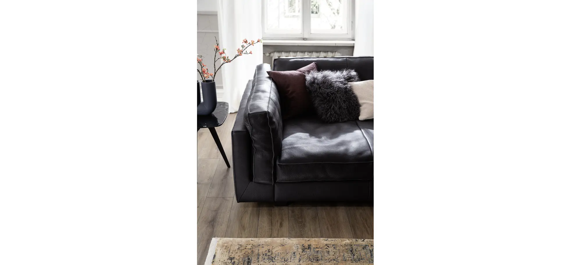 Sofa Aprino 3 - 4-Sitzer XXL, Dickleder, schwarz, Armlehne Kissen