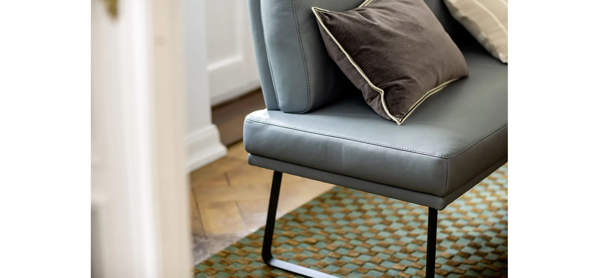 Bank Valloni - B ca. 221 cm, mit Rückenlehne, Leder, Hellblau