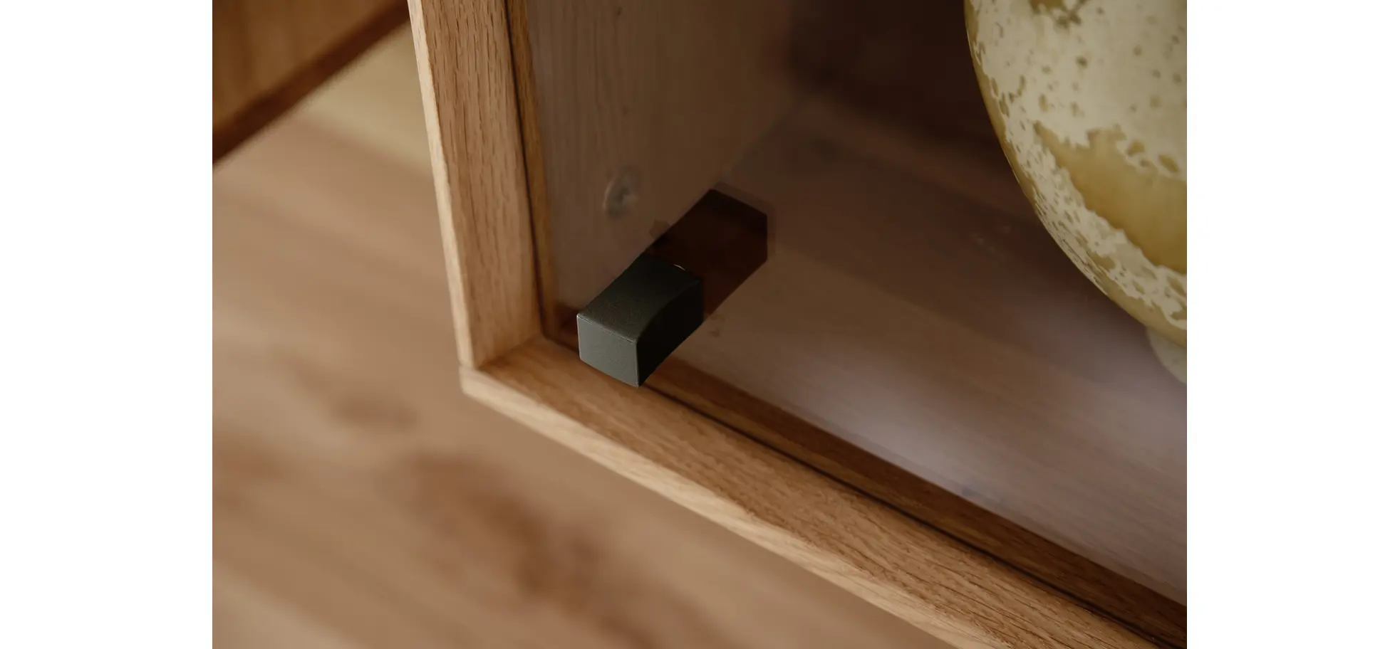 Wohnwand Due Viso - inklusive Beleuchtung, Wildeiche Roheffekt, Geölt, Glastüre