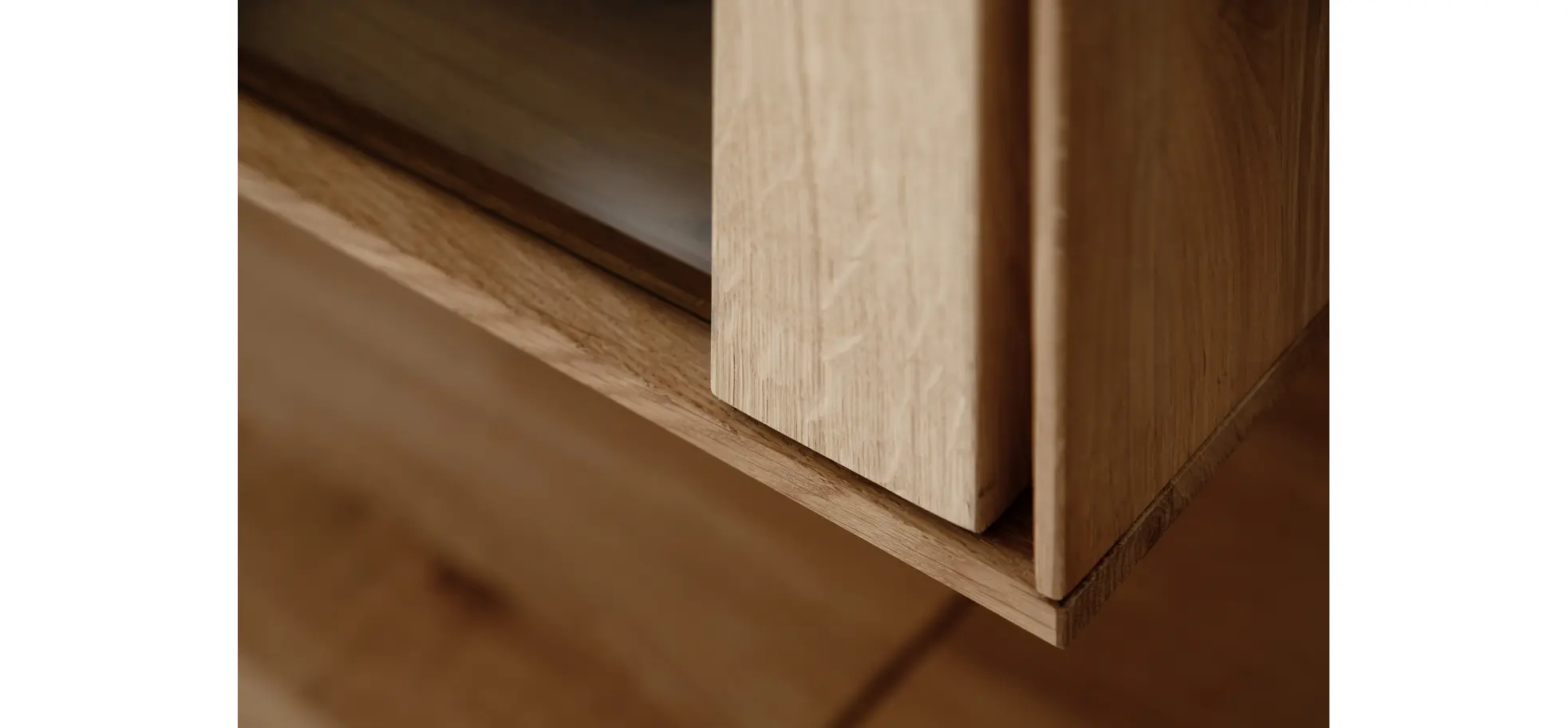 Wohnwand Due Viso - inklusive Beleuchtung, Wildeiche Roheffekt, Geölt, Glastüre