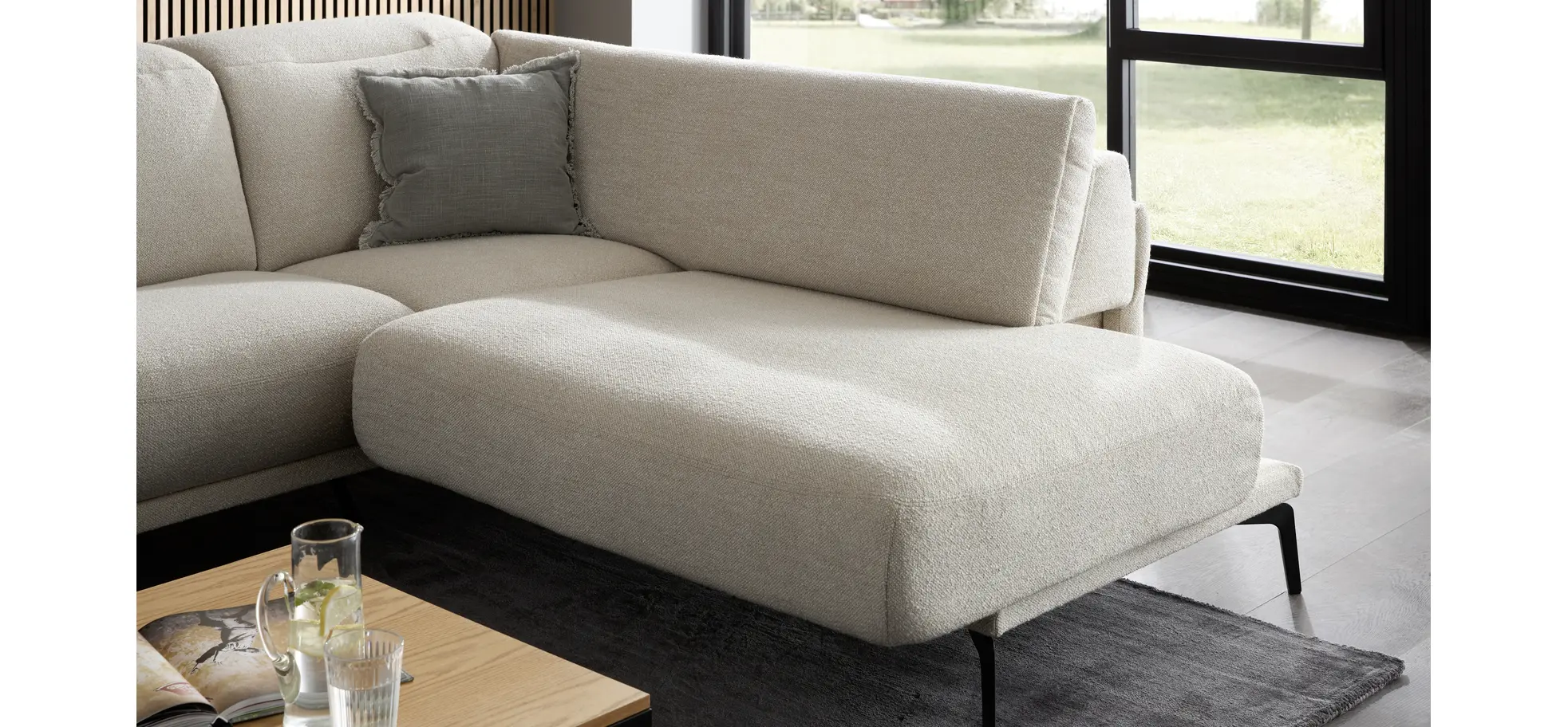 Ecksofa Amadena - 2-Sitzer mit Ecke rechts inkl. Kopfteilverstellung und Sitzvorzug, Stoff, Creme