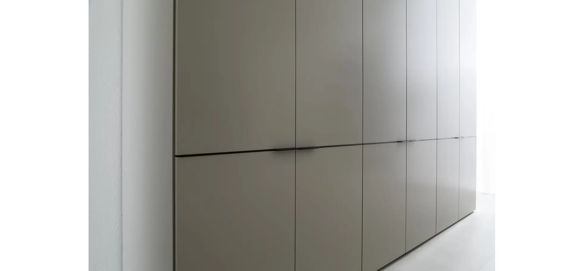 Drehtürenschrank Matera - BHT ca. 301x235x60 cm, Lack Matt, Muschelgrau, Griffe Coffee