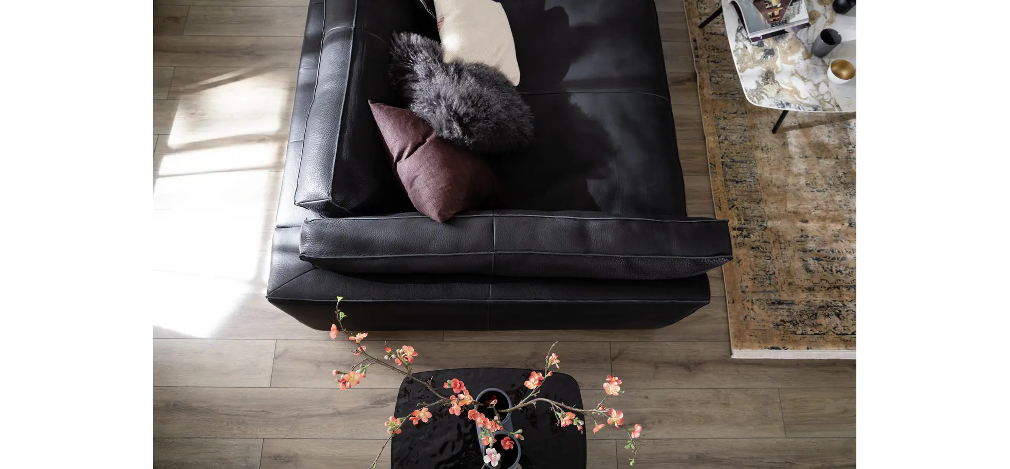 Sofa Aprino 3 - 4-Sitzer XXL, Dickleder, schwarz, Armlehne Kissen