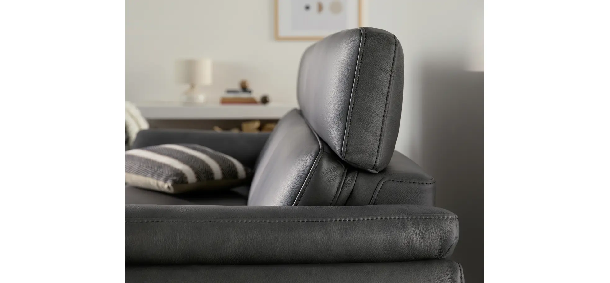 Sofa Atella - 2,5 Sitzer inkl. motorischem Sitzvorzug, Kopfteilverstellung, Leder, Anthrazit