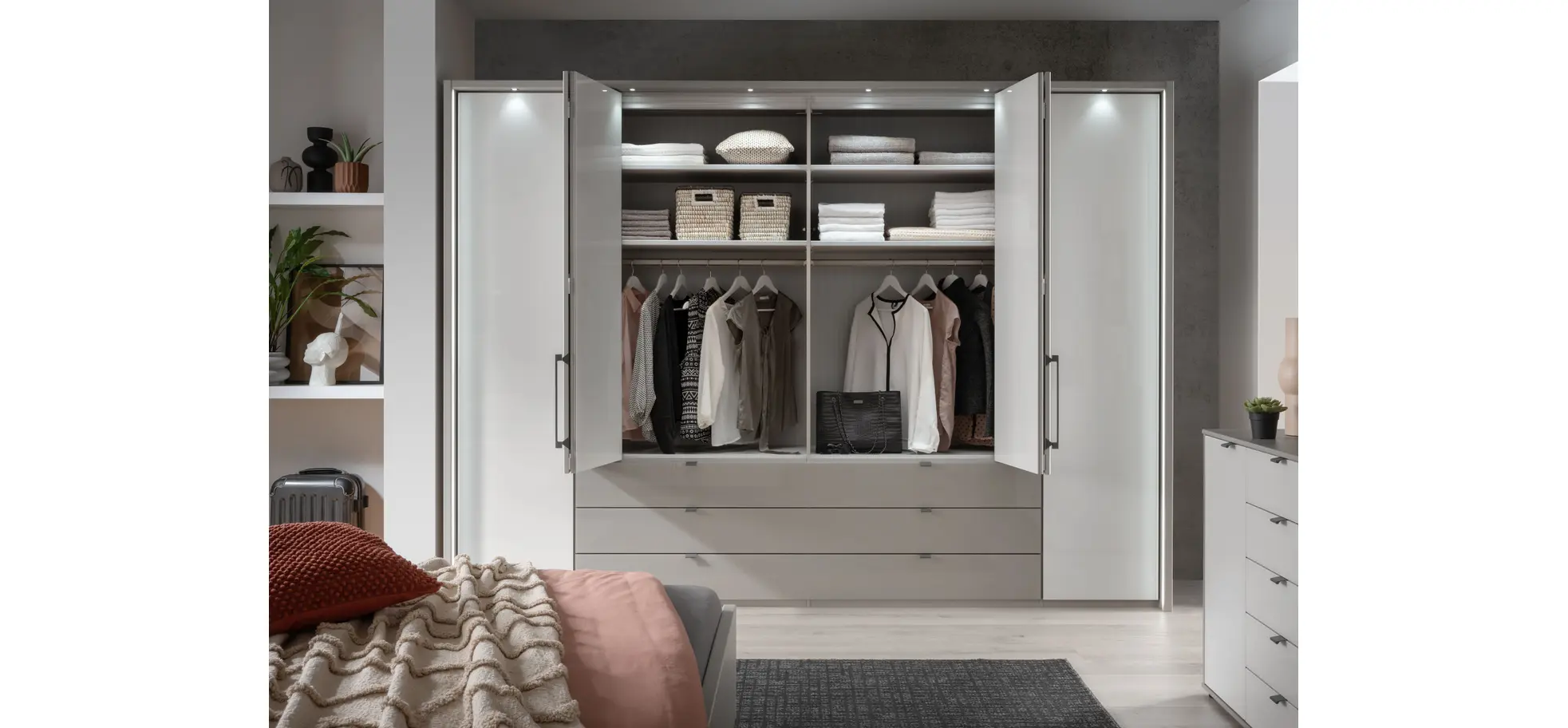 Drehtürenschrank Marbella - B. ca. 302cm, Korpus, Front Glas, Weiß