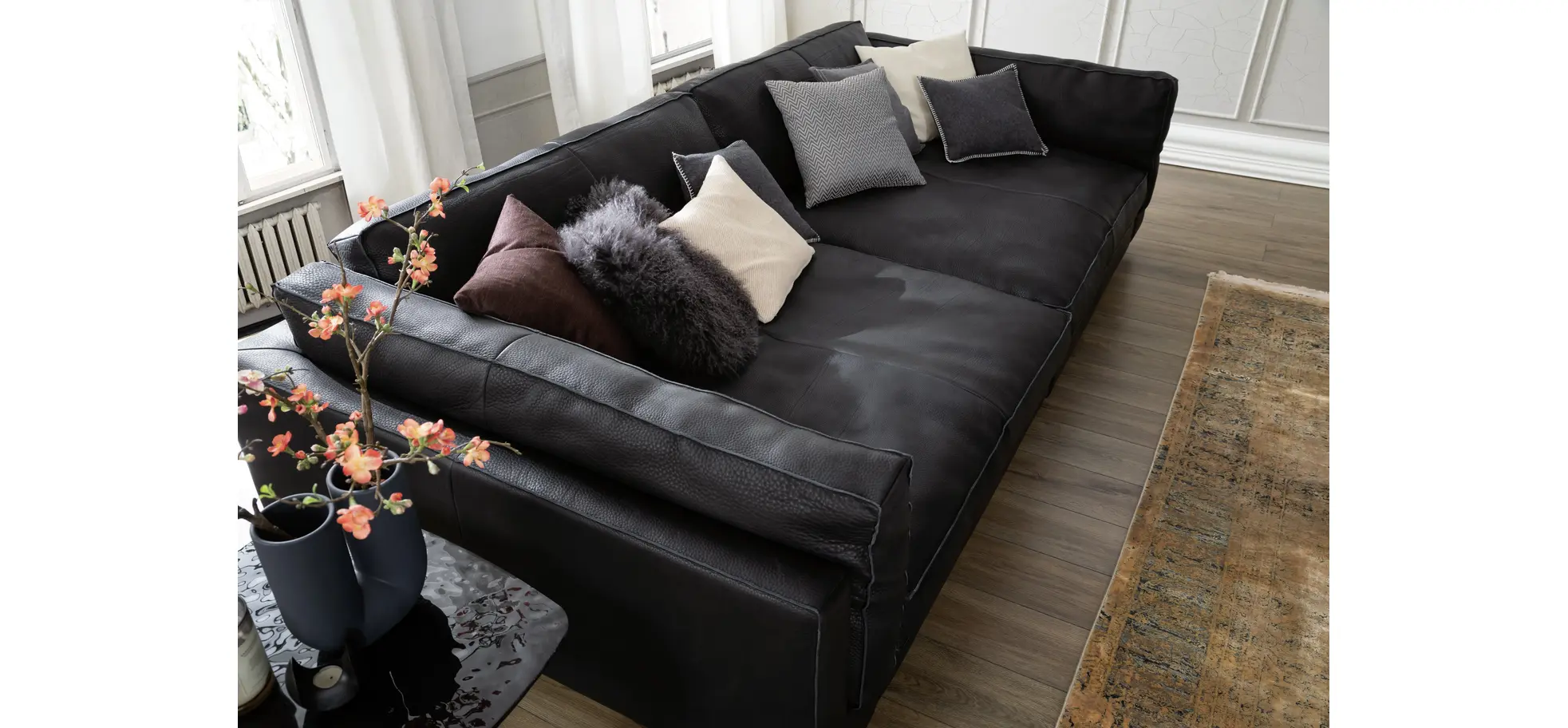 Sofa Aprino 3 - 4-Sitzer XXL, Dickleder, schwarz, Armlehne Kissen