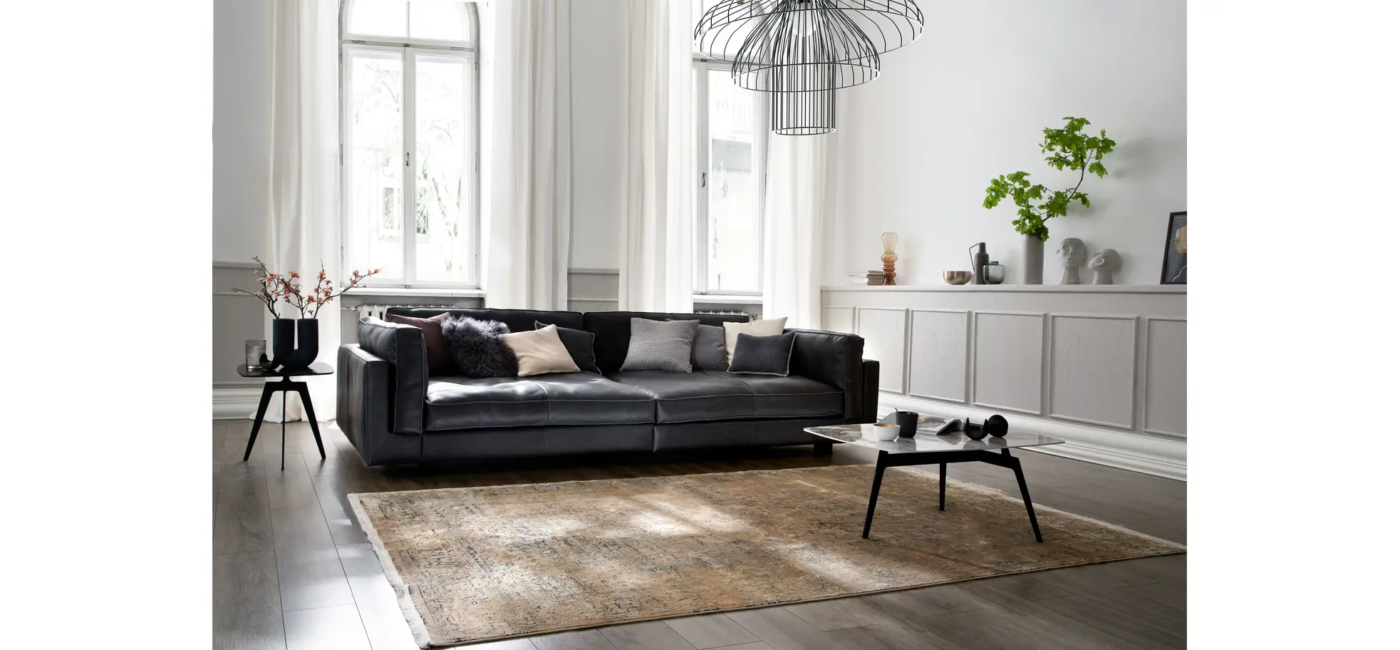 Sofa Aprino 3 - 4-Sitzer XXL, Dickleder, schwarz, Armlehne Kissen