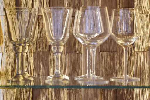 Wohnwand Bakersfield - inkl. Beleuchtung, sichtbare Rückwände mit Holzschindeln/Schubladenfront mit Schroppung, Asteiche massiv, geölt