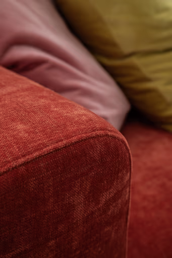 Sofa Lenni Full - 3-Sitzer, Stoff, Rubinrot, bündige Kissen