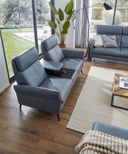 Sofa Fresno - 2-Sitzer inkl. Relaxfunktion motorisch mit Zwischenelement schwarz, inkl. Tisch/USB/Steckdose, Leder Hellblau