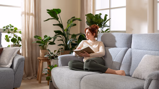 Sofa Nevin - 2,5-Sitzer inkl. Sitzvorzug (motorisch) und Kopfpolsterverstellung, Stoff, Silbergrau