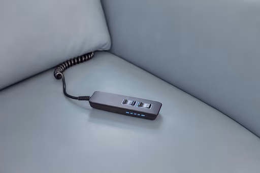 Sofa Fresno - 2-Sitzer inkl. Relaxfunktion motorisch mit Zwischenelement schwarz, inkl. Tisch/USB/Steckdose, Leder Hellblau