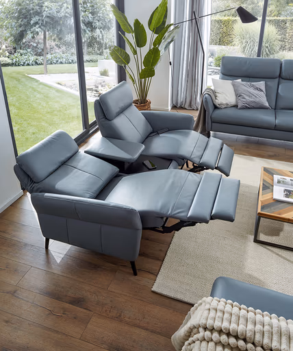 Sofa Fresno - 2-Sitzer inkl. Relaxfunktion motorisch mit Zwischenelement schwarz, inkl. Tisch/USB/Steckdose, Leder Hellblau