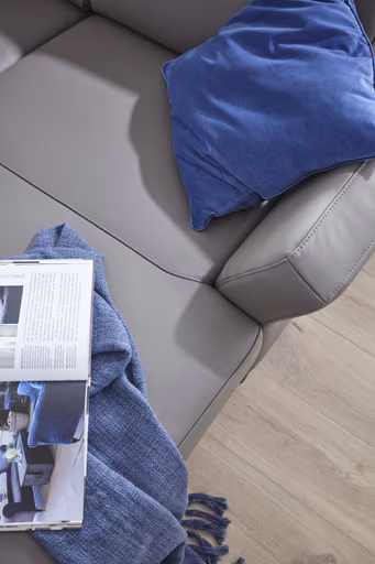 Ecksofa Merlos - 2-Sitzer mit Longchair rechts inkl. Armlehne verstellbar, Leder, Steingrau