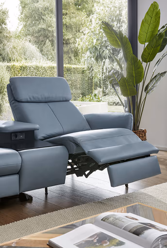 Sofa Fresno - 2-Sitzer inkl. Relaxfunktion motorisch mit Zwischenelement schwarz, inkl. Tisch/USB/Steckdose, Leder Hellblau