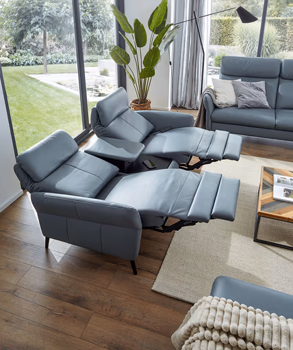 Sofa Fresno - 2-Sitzer inkl. Relaxfunktion motorisch mit Zwischenelement schwarz, inkl. Tisch/USB/Steckdose, Leder Hellblau