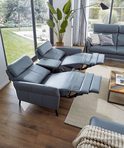 Sofa Fresno - 2-Sitzer inkl. Relaxfunktion motorisch mit Zwischenelement schwarz, inkl. Tisch/USB/Steckdose, Leder Hellblau