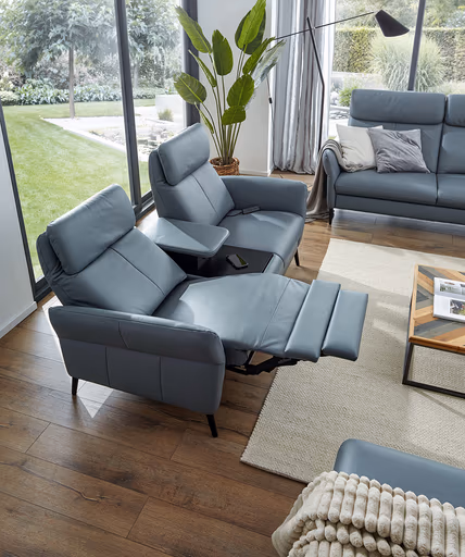 Sofa Fresno - 2-Sitzer inkl. Relaxfunktion motorisch mit Zwischenelement schwarz, inkl. Tisch/USB/Steckdose, Leder Hellblau