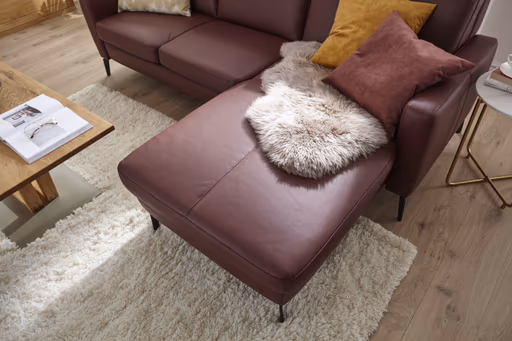 Ecksofa Arima - 2-Sitzer mit Longchair rechts inkl. Sitzvorzug (motorisch), Leder, Weinbeere