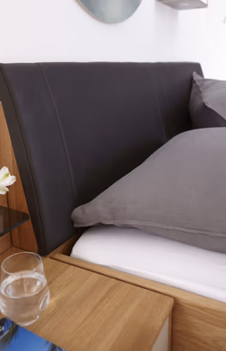 Bett Lenoso - Liegefläche ca. 180x200 cm, Eiche massiv, Kunstleder Anthrazit