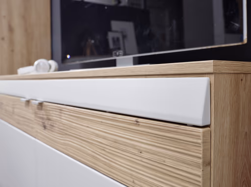 Wohnwand EM Teolo - mit Wandboard und Beleuchtung und geschroppter Rückwand, Alteiche, Lichtgrau